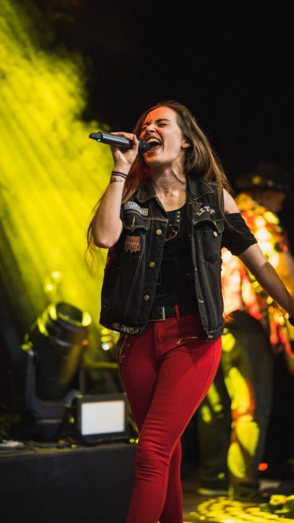 Isy – Kassiererin der Full Metal Community